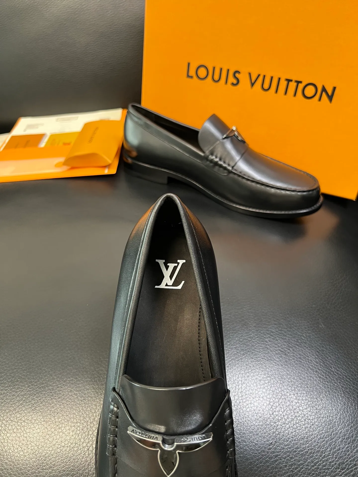 Men's shoes 💰920 Lv high quality top crafts Louis Vuitton leather shoes counter synchronized with original factory configuration, uppers imported from Italy, imported water-dyed cowhide lining, soles: original genuine leather soles specially provided by the original factory, original factory and single goods, welcome to compare, code number 39-44 (customized 38 45 46)